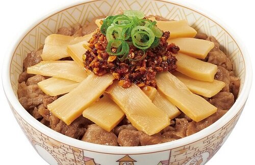  すき家が「食べラー・メンマ牛丼」を11月16日から再販！食べるラー油とメンマをトッピングした期間限定メニュー