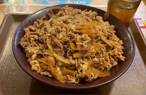 【画像】女性声優さん、すき家の「キング牛丼」を完食・・・すげぇ