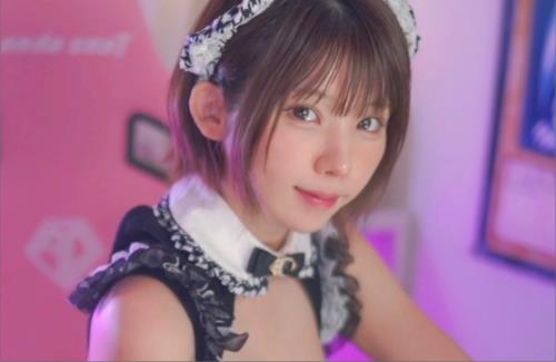 人気レイヤー・えなこさんが「くびれ」を披露！エグい細さや・・・