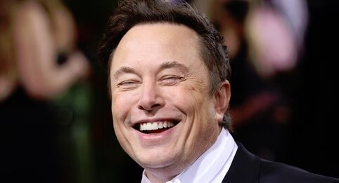 イーロン・マスク氏「ツイッターアプリがストアから排除されたらスマホを作る」と発言！