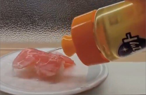 はま寿司で洗剤をぶっかけた配信者さん、捕まる