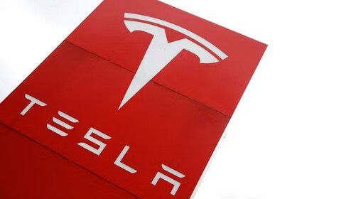 アメリカでテスラ車に日本車ブランドのロゴを貼るのが流行ってしまうｗｗｗｗ