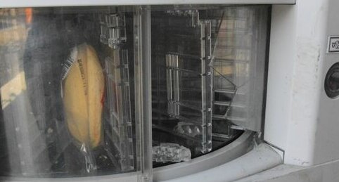 【クソ過ぎ】レトロ自販機が破壊された事件、若者数人が経営者に謝罪「ノリでやってしまった」