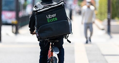 【キモ】ウーバー配達員さん、“低評価”を付けられた腹いせに女性宅の玄関にカレーをぶちまけ逮捕される