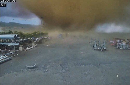 【動画】フランスのEF3竜巻、ガチでヤバい…これ現実の映像なのかよ