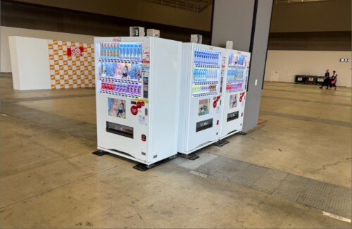 【朗報】コミケ106、東8ホールに飲料の自動販売機が設置されるｗｗｗｗｗｗｗ