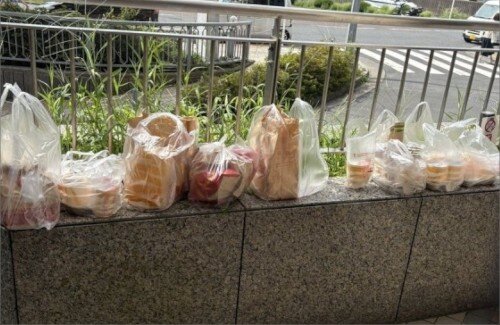 【悲報】ポケカ転売ヤーさん、「ハッピーセット」を路上に捨てまくる…