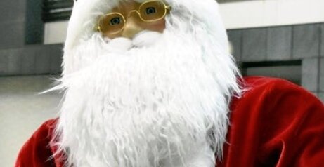 商店街のサンタを連れ去って女性へのプレゼントにした男を逮捕、証拠は揃ってるのに「盗みはしていない」と否認