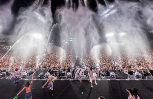 韓国発祥のイベント「ウォーターボムフェス」が日本上陸→水を浴びた観客『なんか無性に肌が痒い』