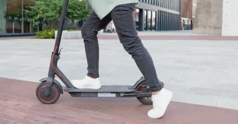 死角に入る電動キックボードにバス運転手が苦言「動き方が読めないし、恐怖」