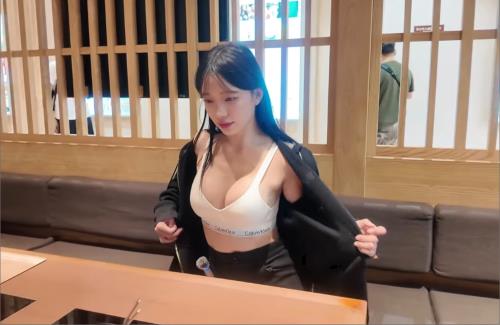 【動画】女性YouTuberさん、飲食店で脱いで再生数を爆稼ぎｗｗｗｗｗｗｗｗｗｗ