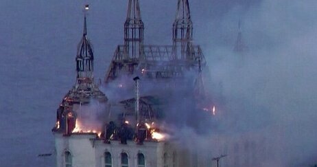 【悲報】『ハリー・ポッターの城』で親しまれたウクライナの建物、ミサイル攻撃により焼け落ちてしまう…
