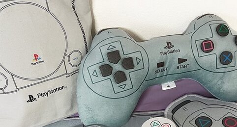 【欲しい】サンキューマートが『初代プレイステーション』モチーフのグッズを3月中旬から展開！安いなー