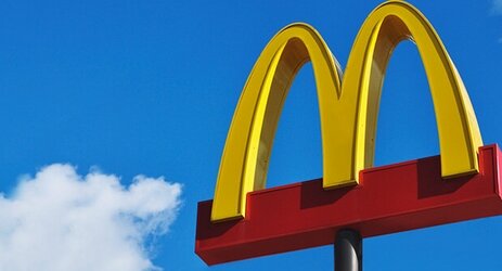 マクドナルドがシルエットで次回コラボを予告！コナンきたああああ