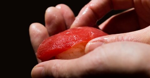 スシ職人養成学校に“出稼ぎ希望”が殺到してしまう、2か月でいいのか････