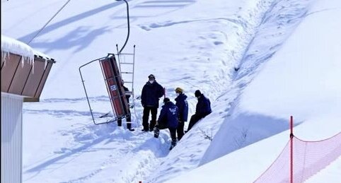 【怖い】客3人を乗せたスキーリフトが金属製のアームが折れ落下！ 金属疲労の可能性