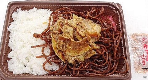 セブンイレブンが『焼きそば弁当』を販売開始！焼きそばがおかずか･･･
