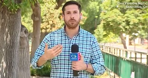 「泥棒が増えてます」と伝えている生中継の記者さん、肩に止まったインコにイヤホンを盗まれるｗｗｗｗ