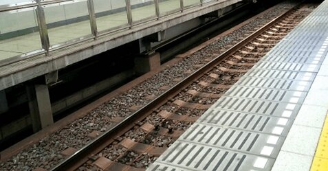 【大迷惑】痴漢をした男（21）「警察を呼ぶ」と言われ慌てて駅のホーム下に逃げて電車を遅らせる