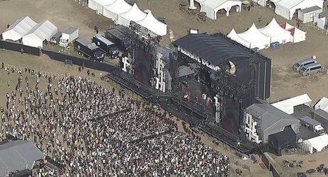 音楽イベントで撮影用クレーン倒れ女性客を直撃し首骨折…