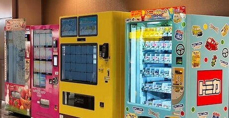 『トミカ自動販売機』が羽田空港第1ターミナルに設置！トミカ公認で関東では初