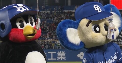 【クソシュール】ドアラとつば九郎のパン食い競争と子供の反応ｗｗｗｗｗ