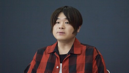 【画像】人気声優・松岡禎丞さん、相変わらず集合写真で浮いてしまう・・・