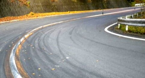 峠道をドリフト走行、サーキット化する族に警察が警告。どうすれば無くなると思う？