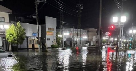冠水した場所で大雨取材をしようとしたNHKスタッフさん、車に衝突される