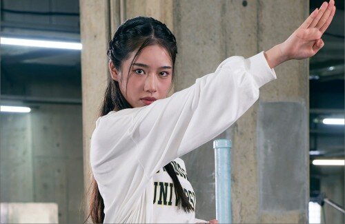 「初代ライダー」藤岡弘、さんの次女・天翔天音さんが仮面ライダーアインズに変身