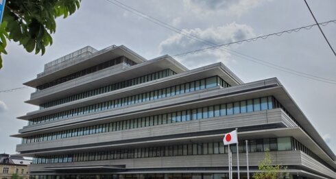 京都府警さん、覆面パトカーが当て逃げし被害者が110番。二人も乗ってて気づかなかった模様