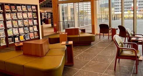 新しくオープンした図書館、オシャレに仕上げた結果指摘が入る「日焼けで本が死ぬ」