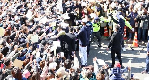 侍ジャパンの強化合宿でダルビッシュ選手のサインを求めファン殺到→安全柵が折れるｗｗｗｗ