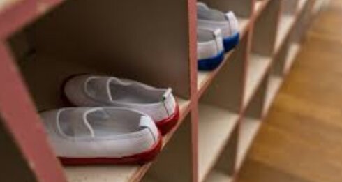 最近の上履きのかかとに謎の突起がある理由が酷すぎると話題に・・・