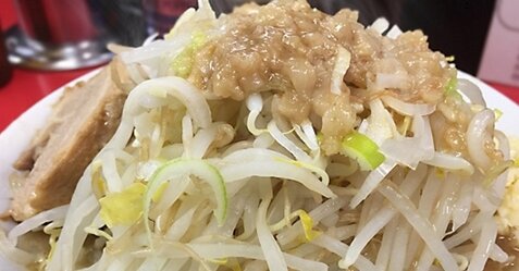 インフルエンサー「“背脂有料”の記載ないのに追加料金とられた」不満投稿に人気ラーメン店主が反論、なおインフルエンサー…