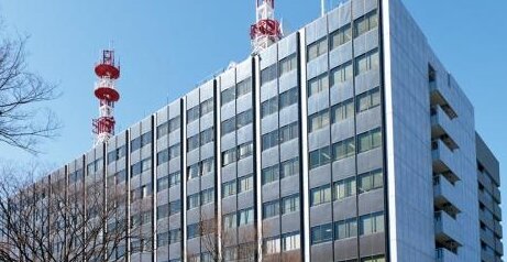 【闇】カラオケ店で20代女性が刺され心肺停止の事件発生→逮捕された男の浴槽内から別の意識不明女性が…