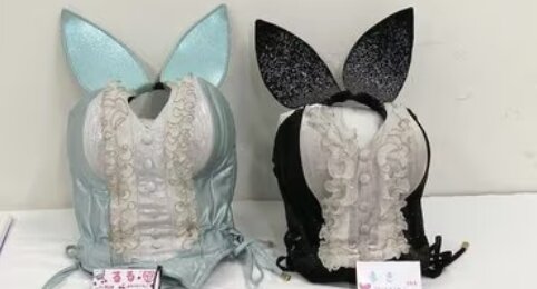 露出多めのバニーガールの胸の谷間や太ももにチップを挟むガールズバーさん摘発される、子どもに害悪と苦情が入る