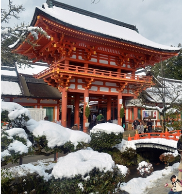 雪が積もった 京都市北区の上賀茂神社で2015年1月2日