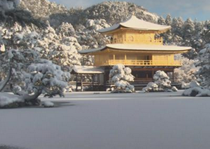 雪が積もった 金閣寺 京都市 北区 1月1日 よ