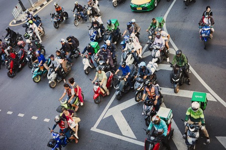 スクーターとかいうクソダサ乗り物wwwwww