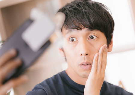 虫歯バカ女「マイベビーにキスする❤」　知的夫「虫歯菌移るから3歳になるまでやめよう」　バカ女「ギャオオオオオオン！！！」