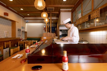 なんで町の寿司屋に行かないんや？