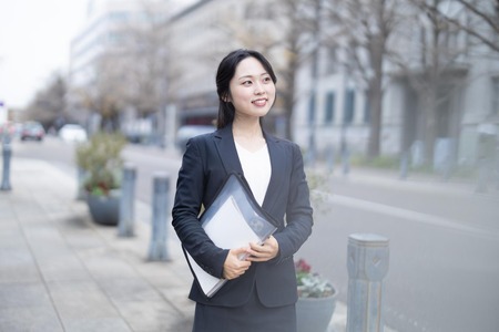 【悲報】働く女性の4割は年収350万円に届かず…「ジェンダー平等は全く進んでいない」