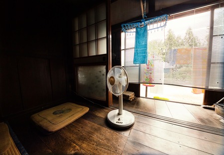 防災「危険な暑さやで。不要不急の外出は控え適切にエアコン使え」年寄り「了解！」