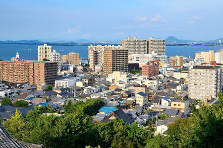 大津市｢保育士の給料が低くて不満が出てる…？せや！｣