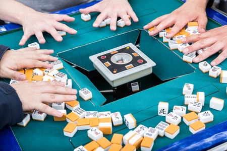 麻雀（ルールが複雑すぎる、道具(卓・牌・点棒)が必要、イカサマしやすい、違法賭博に利用される）←こいつが禁止されない理由