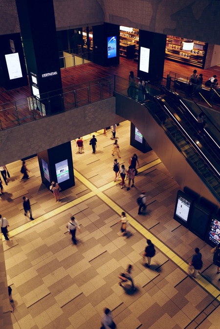 女さん「この人痴漢です！」駅員「男を取り抑えろ！」