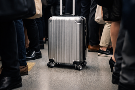 朝の満員電車でキャリケース持ってくるやつwwwwwww