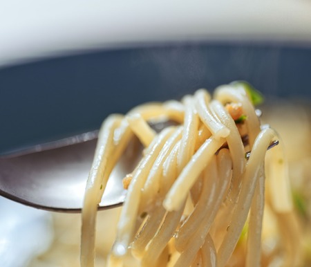 【悲報】20歳の大学生さん、5日放置したパスタを食べて死亡……