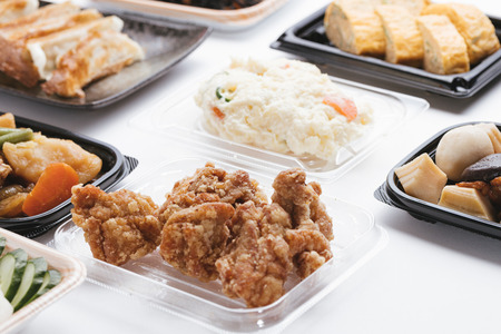 【悲報】 スーパー「半額惣菜待ってる人、全員バカです。AIに販売データを分析させたら売れ残り率が激減したから半額はもうしない。」